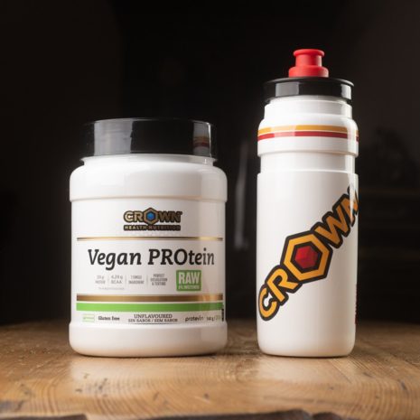 Image_3 Preparación de un batido con Vegan PROtein RAW sin edulcorantes, mostrando polvo proteico en un vaso