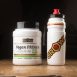 Preparación de un batido con Vegan PROtein RAW sin edulcorantes, mostrando polvo proteico en un vaso